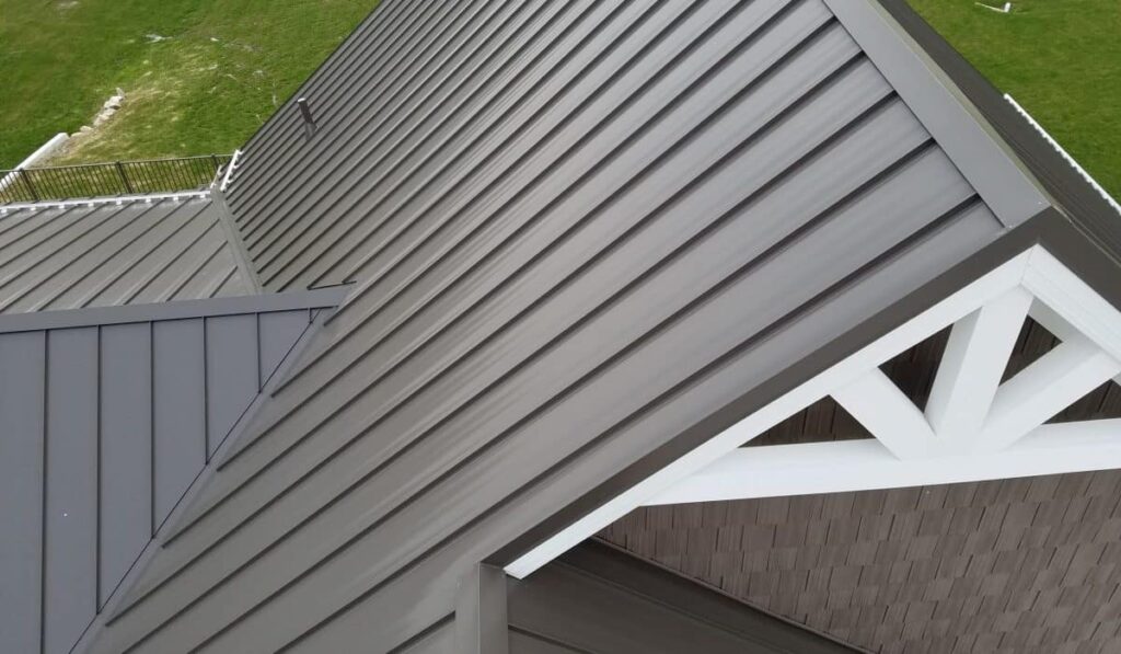 Standing seam metal roofing with concealed seams